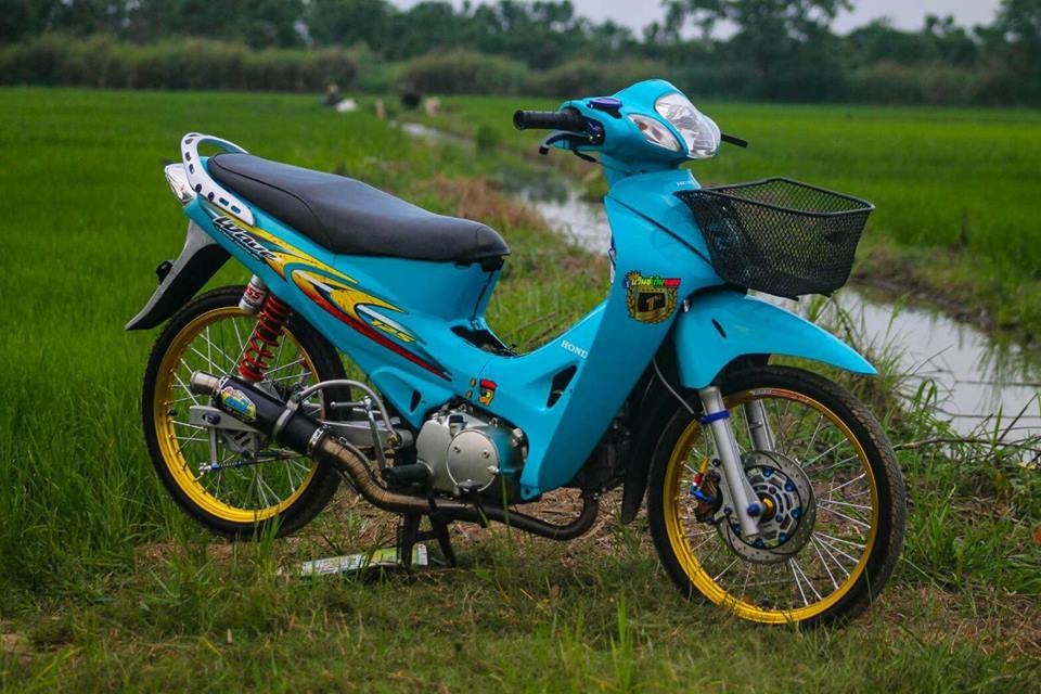 Wave 125i do khoe dang giua canh dong lua voi tone mau xanh nitron - 8