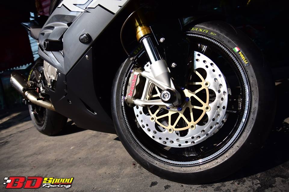 BMW S1000RR choang ngop voi dan chan khung Rotobox - 9