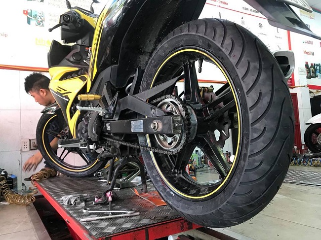 Exciter 150 thay vo xe Michelin 1407017 co duoc khong