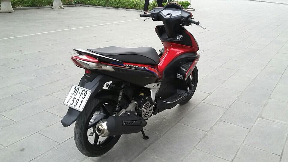 Honda Airblade 110 che co bien Ha noi mau do den