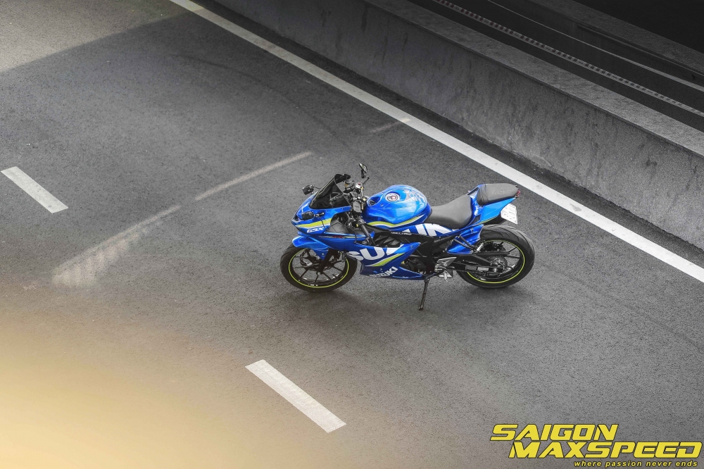 Suzuki GSX R150 do gay an tuong nguoi xem voi option do choi dang cap - 17