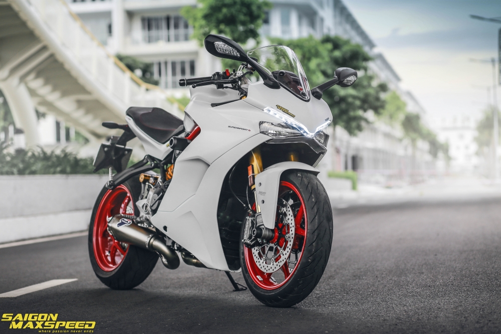 Ducati SuperSport S sieu pham mo to duong pho do nhe nhang voi tone mau trang tinh khoi - 3