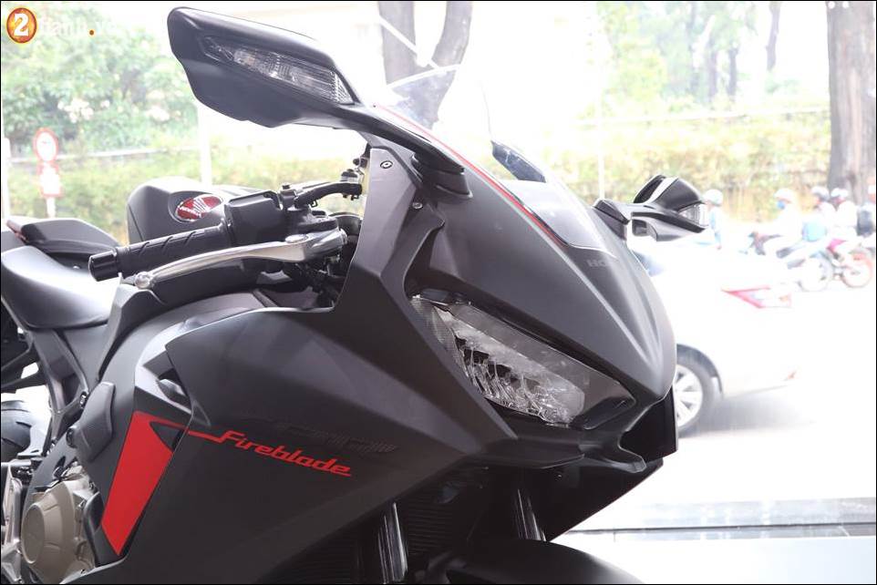 Honda CBR1000RR Fireblade 2018 gia 560 trieu VND tai Showroom Honda Moto Viet Nam - 2