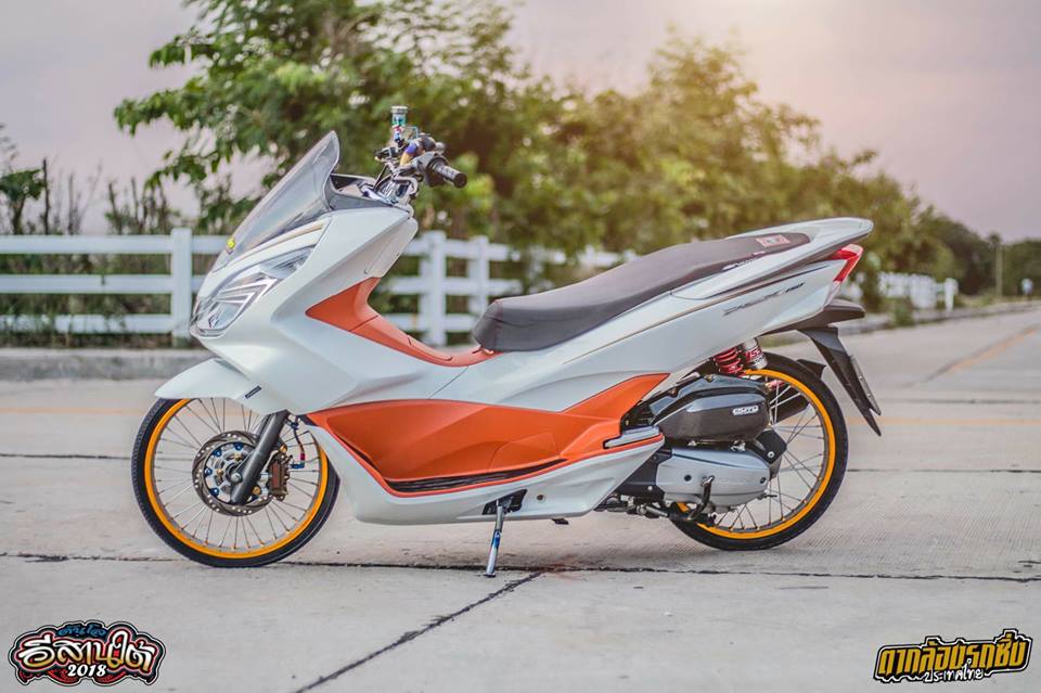 PCX 150 do mang ve dep tinh te voi than hinh trang nhu Ngoc Trinh - 3