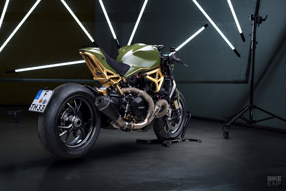 Ducati Monster 1200R do noi bat voi khung xe ma vang 24k - 9