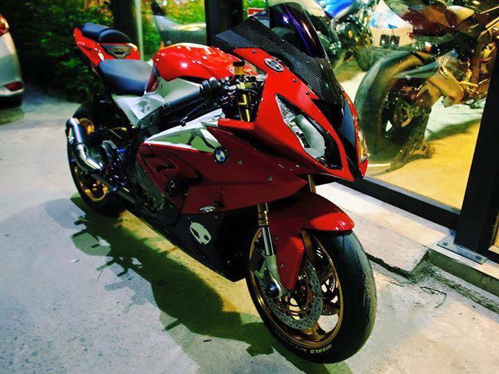 BMW S1000RR Superbike ruc ro duoi anh den duong pho - 3