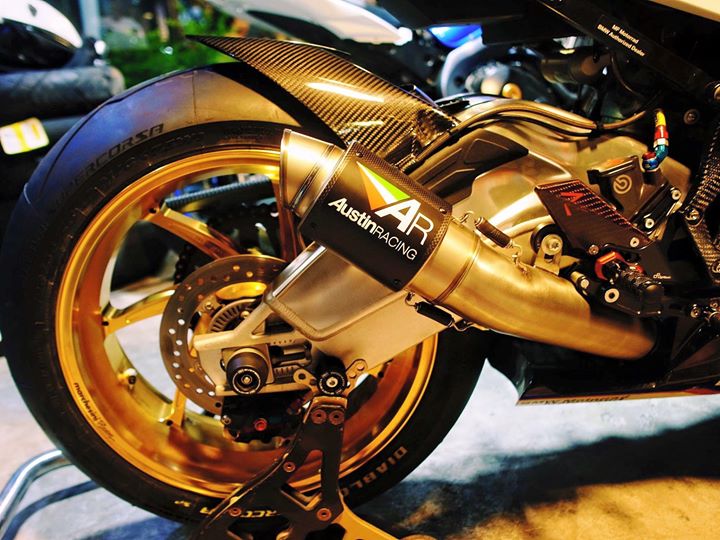 BMW S1000RR Superbike ruc ro duoi anh den duong pho - 9