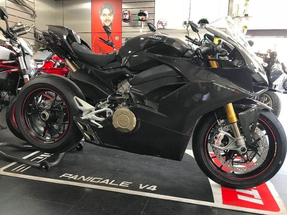 Cung ngam bien the Ducati Panigale V4 SE full carbon gia 1 ty - 2