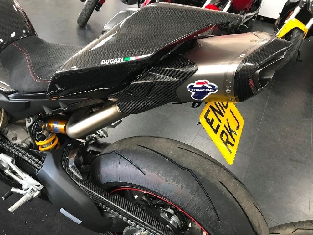 Cung ngam bien the Ducati Panigale V4 SE full carbon gia 1 ty - 6
