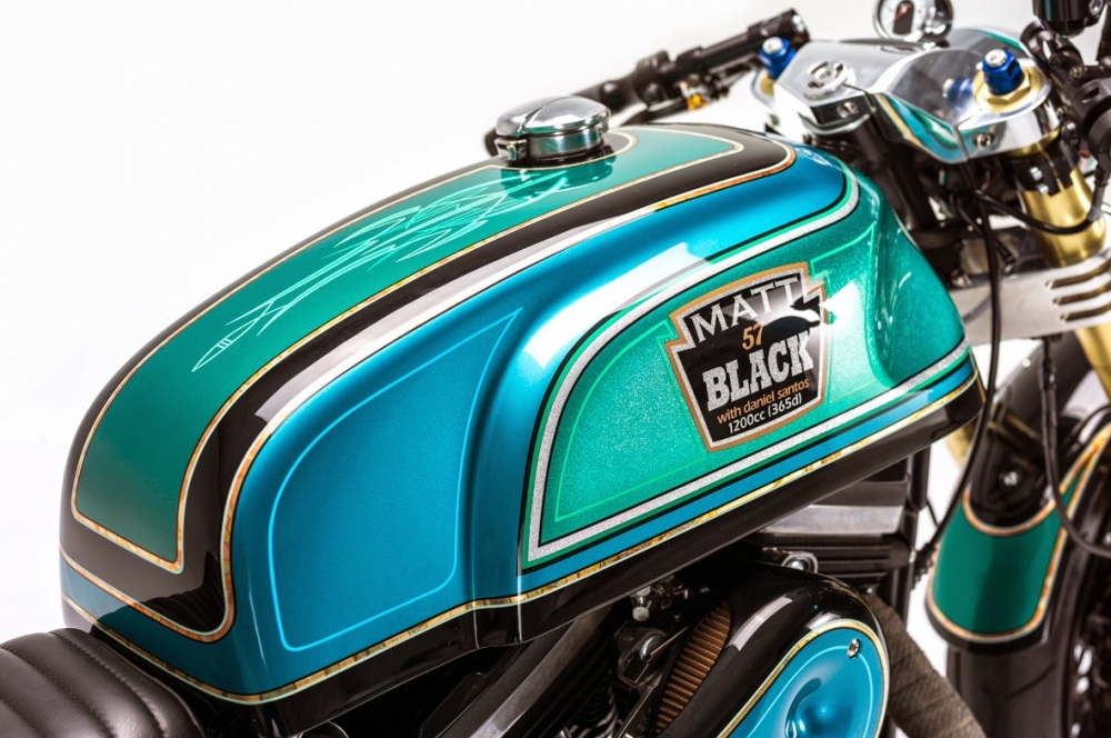 Harley Davidson Sportster 883 ban do Cafe Racer den tu Matt Black Customs