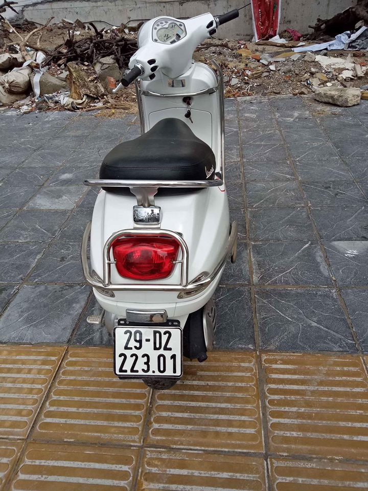 vespa LX125 khoa tu 30L mau trang 188 trieu khung inox nguyen ban rat moi