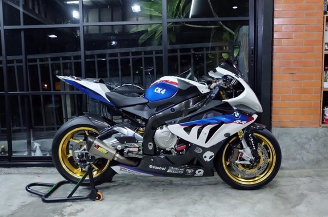 BMW S1000RR ban nang cap tuyet voi theo phong cach HP4 Tricolor - 9