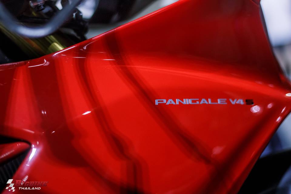 Chiem nguong Ducati Panigale V4 S do dang cung cac doi thu - 9