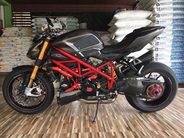 Ducati Streetfighter 1100S Phe cung ga du con duong pho sau loat nang cap