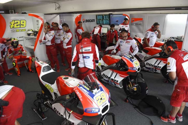 Rossi nhan xet Doi dua cua Ducati Racing Team nhu doi dua F1 - 2