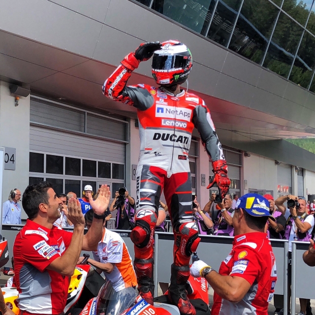 Rossi nhan xet Doi dua cua Ducati Racing Team nhu doi dua F1 - 4