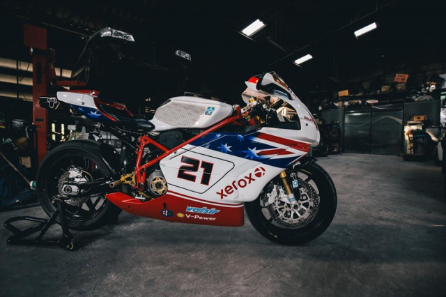 Ducati 999S SuperSport Huyen thoai khoe dang duoi gam garage - 4
