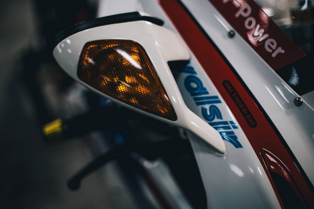 Ducati 999S SuperSport Huyen thoai khoe dang duoi gam garage - 6