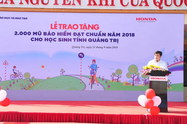 Honda Viet Nam trao tang mu bao hiem cho hoc sinh tinh Quang Tri - 6