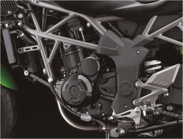 Soi ben trong Ninja 125 2019 va Z125 2019 voi he thong DOHC manh me - 2