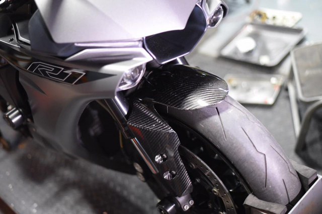 Yamaha R1 mang phong an dac biet voi co the moi Matte Gray - 4