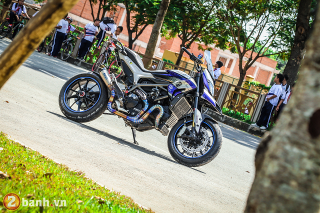 Ducati Hyperstrada Manh thu day loi cuon tren duong pho Viet - 20