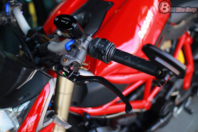 Ducati StreetFighter 848 do chat ngat voi dan option hang hieu - 5