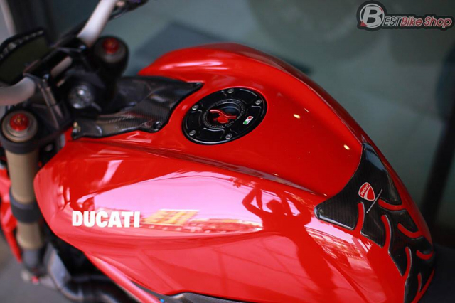 Ducati StreetFighter 848 do chat ngat voi dan option hang hieu - 7