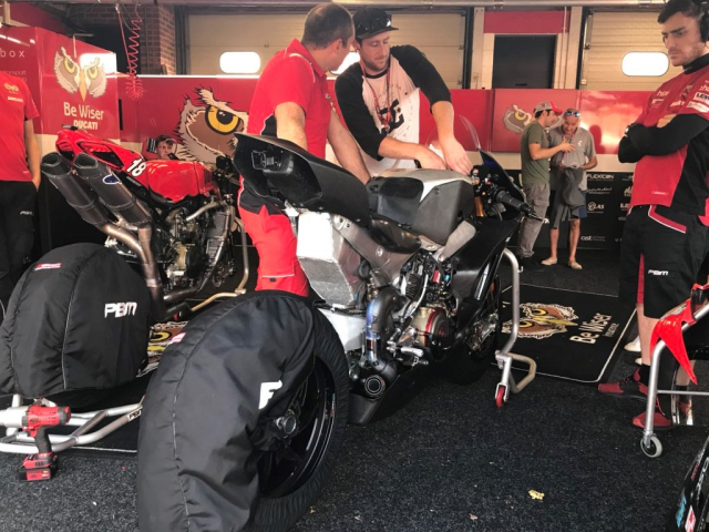 Ducati V4R xuat hien tren duong dua lay cam hung cho MotoGP - 3
