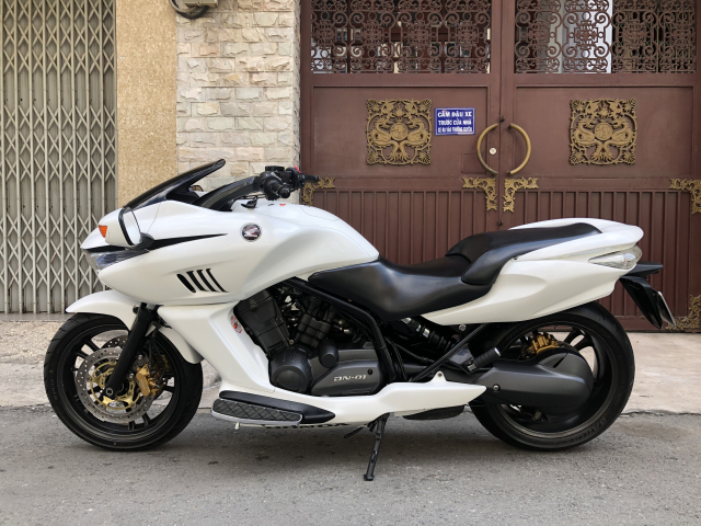 Xe môtô Honda DN01 khoác áo cảnh sát Dubai ở Sài Gòn
