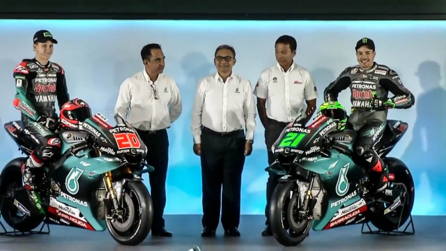 Doi dua Petronas Yamaha SRT chinh thuc ra mat MotoGP 2019 cung mau Yamaha M1 voi bo canh an tuong - 4