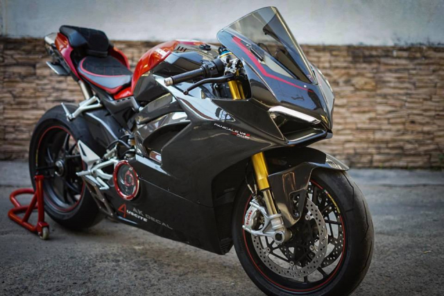 Ducati Panigale V4S độ full Carbon kết hợp dàn đồ chơi hơn 300 ...