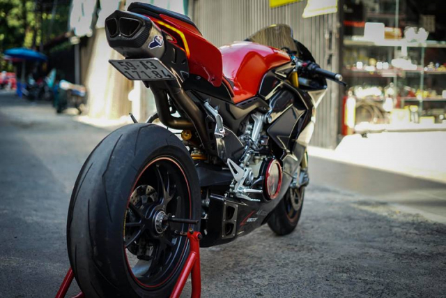 Ducati Panigale V4S do full Carbon ket hop dan do choi hon 300 trieu VND - 9