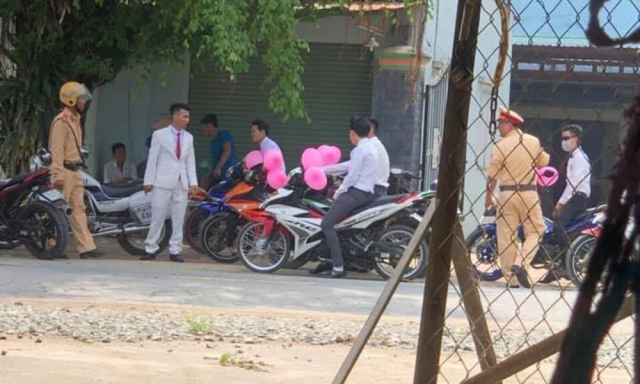 CSGT xu phat doan xe Exciter ruoc dau khong khong doi non bao hiem - 2