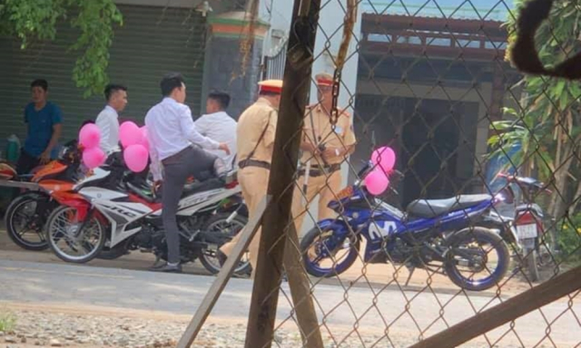 CSGT xu phat doan xe Exciter ruoc dau khong khong doi non bao hiem - 3