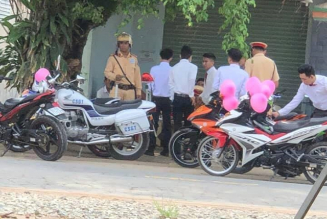 CSGT xu phat doan xe Exciter ruoc dau khong khong doi non bao hiem - 4