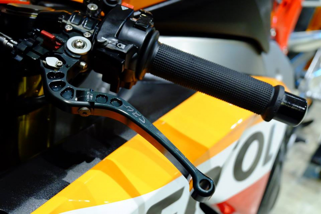 Honda CBR1000RR do day loi cuon trong dien mao Repsol Racing - 7