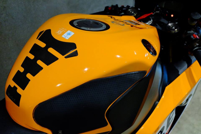 Honda CBR1000RR do day loi cuon trong dien mao Repsol Racing - 9