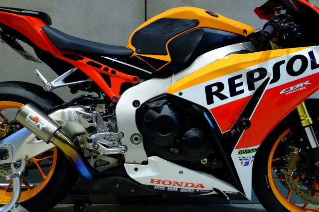 Honda CBR1000RR do day loi cuon trong dien mao Repsol Racing - 11