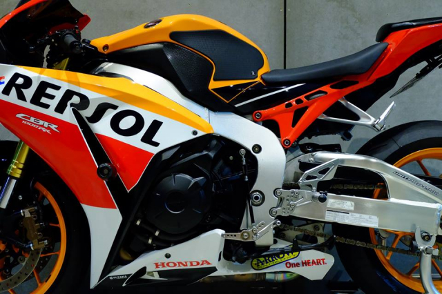 Honda CBR1000RR do day loi cuon trong dien mao Repsol Racing - 15