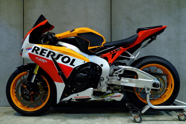 Honda CBR1000RR do day loi cuon trong dien mao Repsol Racing - 17