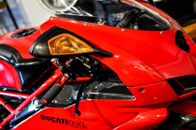 Ducati 999R hoi sinh trong dien mao Full Carbon dep me hon - 3