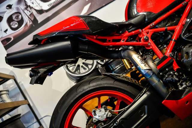 Ducati 999R hoi sinh trong dien mao Full Carbon dep me hon - 5