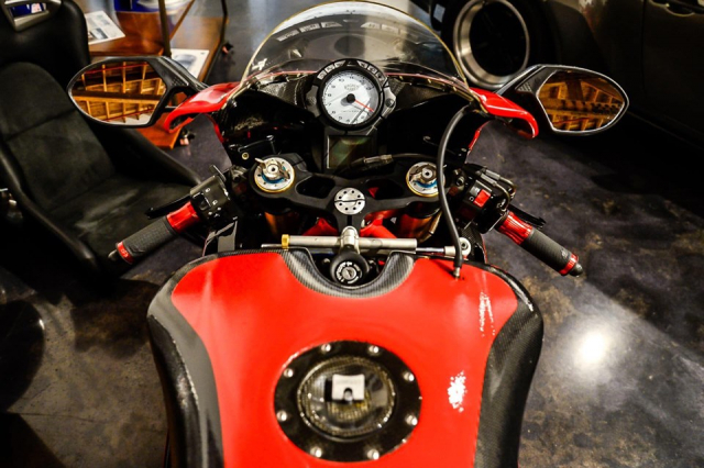 Ducati 999R hoi sinh trong dien mao Full Carbon dep me hon - 7