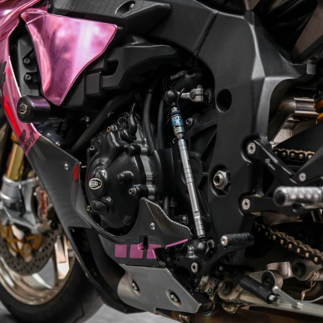 Yamaha R1 do loi cuon voi dien mao Pink Chrome day nu tinh - 7