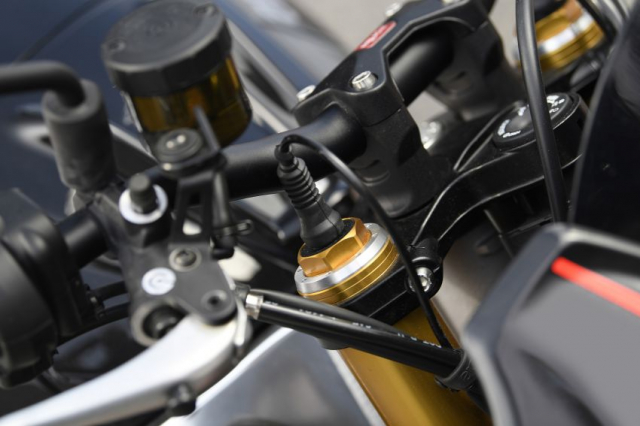 Aprilia Tuono V4 1100 Factory trang bi he thong treo dien tu co gia 670 trieu VND - 11
