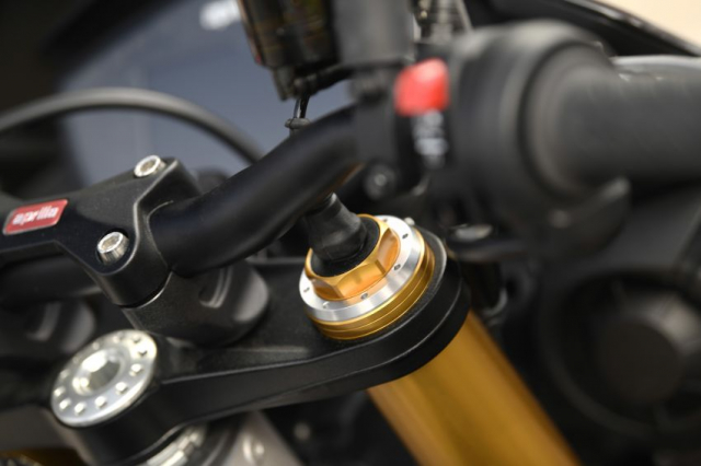 Aprilia Tuono V4 1100 Factory trang bi he thong treo dien tu co gia 670 trieu VND - 4