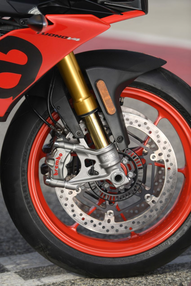 Aprilia Tuono V4 1100 Factory trang bi he thong treo dien tu co gia 670 trieu VND - 7