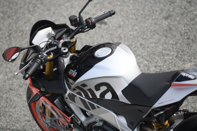 Aprilia Tuono V4 1100 Factory trang bi he thong treo dien tu co gia 670 trieu VND - 13