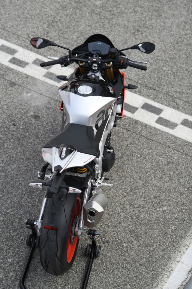 Aprilia Tuono V4 1100 Factory trang bi he thong treo dien tu co gia 670 trieu VND - 16